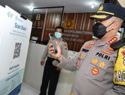 Masuk Kantor Polisi di Surabaya Wajib Scan Barcode Pedulilindungi