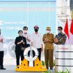 Presiden Joko Widodo meninjau sekaligus meresmikan Pabrik Hot Strip Mill #2 milik PT Krakatau Steel (Persero) Tbk, di Kota Cilegon, Provinsi Banten, Selasa (21/09/2021) pagi. (Foto: BPMI Setpres/Laily Rachev)