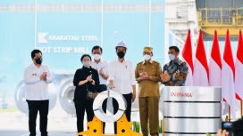 Presiden Joko Widodo meninjau sekaligus meresmikan Pabrik Hot Strip Mill #2 milik PT Krakatau Steel (Persero) Tbk, di Kota Cilegon, Provinsi Banten, Selasa (21/09/2021) pagi. (Foto: BPMI Setpres/Laily Rachev)