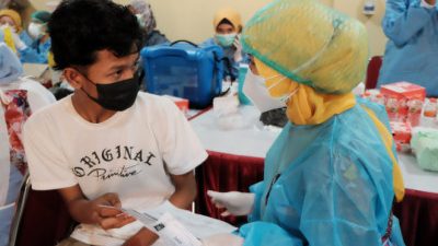 Vaksinasi Tahap 2 di Surabaya Capai 70 Persen