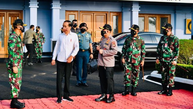 
					Presiden Joko Widodo bertolak menuju Provinsi Riau guna melakukan kunjungan kerja pada Selasa, 28 September 2021, dari Pangkalan TNI AU Halim Perdanakusuma, Jakarta. Foto: BPMI Setpres/Laily Rachev