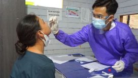 Ilustrasi. Petugas kesehatan di Bandara Internasional Zainuddin Abdul Madjid di Kabupaten Lombok Tengah, Nusa Tenggara Barat (NTB) melakukan tes PCR kepada salah satu penumpang. Kini PCR menjadi syarat wajib bepergian. ANGKASA PURA