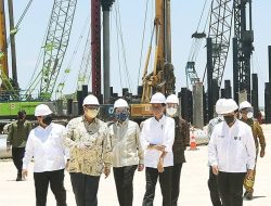 Presiden Joko Widodo ketika meninjau lokasi smelter milik Freeport di Gresik, Jawa Timur. (Dok. Setpres RI)