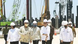 Presiden Joko Widodo ketika meninjau lokasi smelter milik Freeport di Gresik, Jawa Timur. (Dok. Setpres RI)