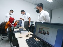 Penggerebekan kantor pinjaman online ilegal di Kelapa Gading, Jakarta, Senin (18/10/2021). (Antara Foto/ Rivan Awal Lingga via indonesia.go.id)