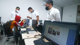 Penggerebekan kantor pinjaman online ilegal di Kelapa Gading, Jakarta, Senin (18/10/2021). (Antara Foto/ Rivan Awal Lingga via indonesia.go.id)