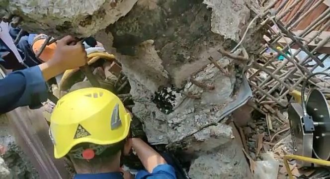 
					Crane Jatuh di Pancoran Mas Depok, Timpa Rumah Warga