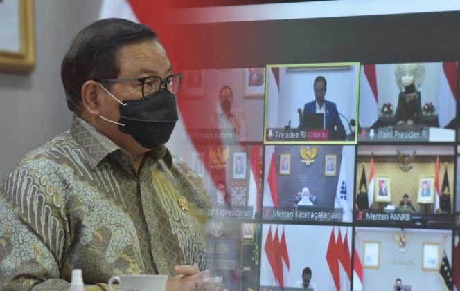 
					Seskab Pramono Anung menghadiri Ratas mengenai Evaluasi PPKM yang dipimpin oleh Presiden Jokowi melalui konferensi video, Senin (18/10/2021) siang. (Foto: Humas Setkab/Jay)