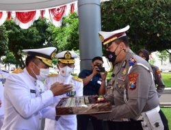 Kapolres KP3 Tanjung Perak Berikan Surprise HUT Ke-76 TNI
