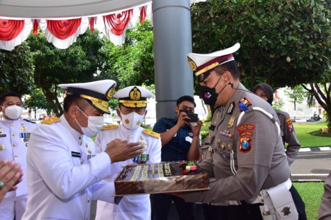 
					Kapolres KP3 Tanjung Perak Berikan Surprise HUT Ke-76 TNI