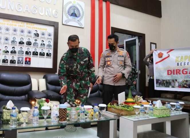 
					HUT TNI ke-76, Kapolres Tulungagung Beri Kejutan Dandim 0807