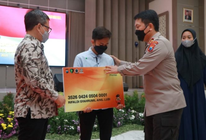 
					Polda Jatim Beri Jaminan Kesehatan Anak Yatim Piatu Korban Covid-19