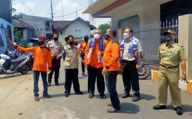 
					Kepala BPBD Jatim, Budi Santosa saat meninjau kampung desa/kelurahan destana di Jatim.