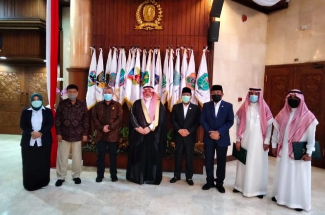 
					Dubes Arab Saudi Kunjungi DPRD Jatim, Berikan Kabar Umroh dan Haji Untuk Warga Jatim Dibuka Kembali
