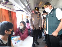 Kapolresta Sidoarjo Kombes Pol Kusumo Wahyu Bintoro dan Bupati Sidoarjo Gus Muhdlor saat meninjau langsung vaksinasi di balai wartawan PWI Sidoarjo di mobile gerai vaksin
