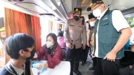 Kapolresta Sidoarjo Kombes Pol Kusumo Wahyu Bintoro dan Bupati Sidoarjo Gus Muhdlor saat meninjau langsung vaksinasi di balai wartawan PWI Sidoarjo di mobile gerai vaksin