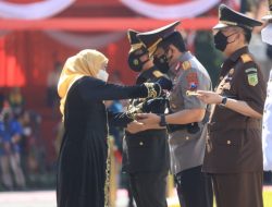 Gubernur Jatim Khofifah, Beri Penghargaan Lencana Jer Basuki Mawa Beya pada Forkompimda Jatim.