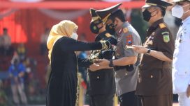 Gubernur Jatim Khofifah, Beri Penghargaan Lencana Jer Basuki Mawa Beya pada Forkompimda Jatim.