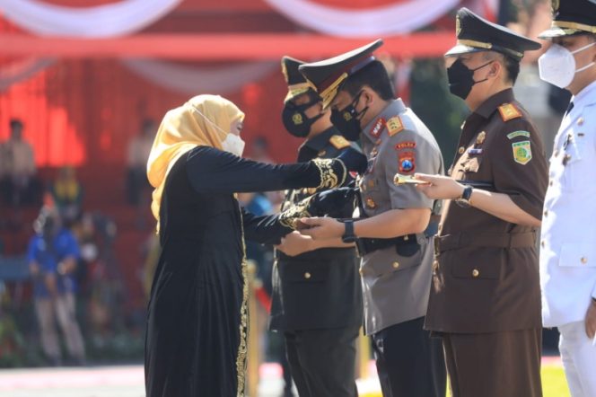 
					Gubernur Jatim Khofifah, Beri Penghargaan Lencana Jer Basuki Mawa Beya pada Forkompimda Jatim.