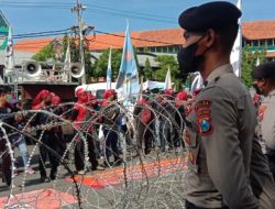 Perwakilan Buruh saat menggelar aksi demo di DPRD Jatim yang langsung diterima anggota DPRD Jatim
