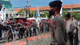 Perwakilan Buruh saat menggelar aksi demo di DPRD Jatim yang langsung diterima anggota DPRD Jatim