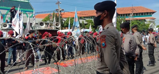 
					Perwakilan Buruh saat menggelar aksi demo di DPRD Jatim yang langsung diterima anggota DPRD Jatim