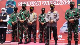 Gubernur Jatim, Khofifah Indar Parawansa bersama Panglima TNI Marsekal Hadi Tjahjanto dan Kapolri Jenderal Polisi Listyo Sigit Prabowo meninjau pelaksanaan Serbuan Vaksinasi di Lapangan Thor Surabaya