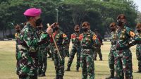 Gubernur AAL , Mayor Jenderal TNI (Mar) Nur Alamsyah, S.E., M.M., M.Tr (Han)., melepas keberangkatan 106 Taruna Tingkat lV Angkatan ke-67 untuk mengikuti Manuver Lapangan Latihan Operasi Amfibi (Manlap Latopsfib) tahun 2021 di Lapangan Banda, Kesatrian AAL Bumimoro, Surabaya, Senin (18/10/2021).