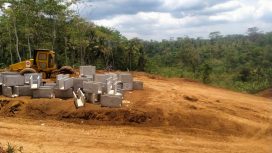 Alat berat Wales stump dan excavator sedang beraktivitas pada pembangunan Embung di Malang, Jawa timur