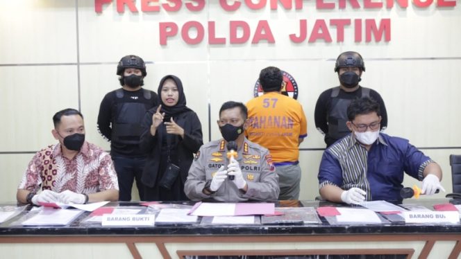 
					Kabid Humas Polda Jatim, Kombes Pol Gatot Repli Handoko saat merilis kasus penipuan perekrutan Trauna Akpol