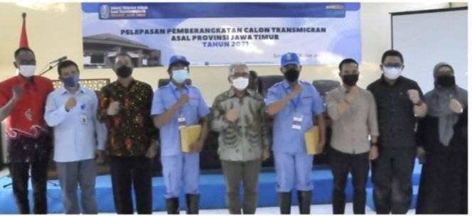 
					Kadisnakertrans Jatim Lepas 11 Keluarga Transmigrasi Ke Sulbar