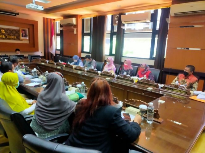 
					Anggota Komisi B DPRD Jatim, Prof Noer Soetjipto saat menerima aspirasi petani Porang di DPRD Jatim