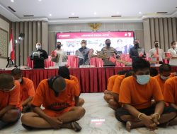 Para tersangka dan barang bukti yang diamankan Tim Opsnal Subdit III Jatanras Ditreskrimum Polda Jatim.