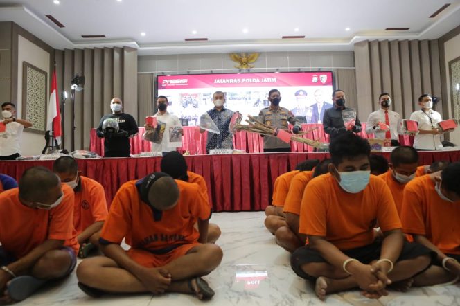 
					Para tersangka dan barang bukti yang diamankan Tim Opsnal Subdit III Jatanras Ditreskrimum Polda Jatim.