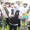 Gubernur Jawa Timur Khofifah Indar Parawansa saat mencanangkan gerakan restorasi mangrove di Wana Wisata Pantai Sowan di Desa Bogorejo, Kec. Bancar, Kab. Tuban dan Banyuurip Mangrove Center di Desa Banyuurip, Kec. Ujungpangkah, Kab. Gresik, Kamis (28/10/2021).