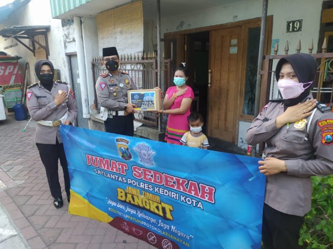 
					Bakti Sosial Jum’at Berkah, Polres Kediri Kota Berbagi Dengan Sesama