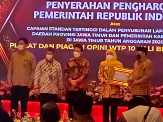 
					Gubernur Jatim Khofifah Apresiasi dan Beri Penghargaan 26 Pemkab dan Pemkot Peraih WTP Berturut-turut
