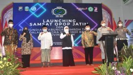 Gubernur Jawa Timur Khofifah Indar Parawansa, saat melaunching 76 Gerai Samsat OPOP yang tersebar di 76 Pondok Pesantren di Jawa Timur.