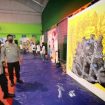 Wakapolda Jatim ,Brigjen Slamet Hadi Supraptoyo ,saat menyaksikan hasil karya para seniman  Bhyangkara festival seni mural 2021 di lapangan tenis indoor Polda Jatim
