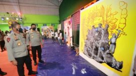 Wakapolda Jatim ,Brigjen Slamet Hadi Supraptoyo ,saat menyaksikan hasil karya para seniman  Bhyangkara festival seni mural 2021 di lapangan tenis indoor Polda Jatim
