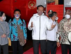 Presiden Joko Widodo tiba di Bandara Internasional Domine Eduard Osok, Kota Sorong, Papua Barat, Minggu (03/10/2021). (Foto: BPMI Setpres/Kris)