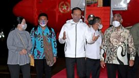 Presiden Joko Widodo tiba di Bandara Internasional Domine Eduard Osok, Kota Sorong, Papua Barat, Minggu (03/10/2021). (Foto: BPMI Setpres/Kris)