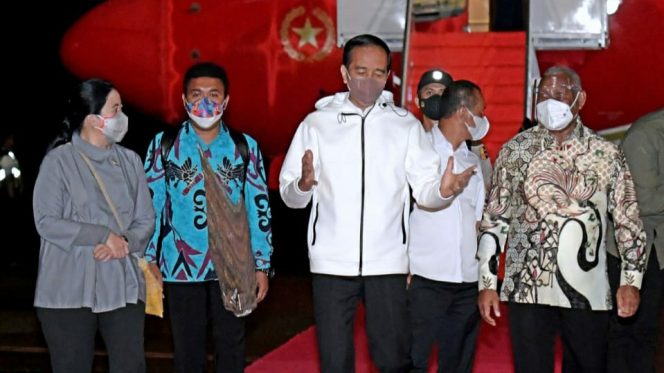 
					Presiden Joko Widodo tiba di Bandara Internasional Domine Eduard Osok, Kota Sorong, Papua Barat, Minggu (03/10/2021). (Foto: BPMI Setpres/Kris)