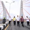 Presiden Joko Widodo berjalan menyusuri Jembatan Sei Alalak usai meresmikannya dalam kunjungan kerja di Kota Banjarmasin, Provinsi Kalimantan Selatan, pada Kamis, 21 Oktober 2021. Foto: BPMI Setpres/Muchlis Jr.