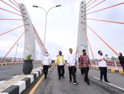 Presiden Joko Widodo berjalan menyusuri Jembatan Sei Alalak usai meresmikannya dalam kunjungan kerja di Kota Banjarmasin, Provinsi Kalimantan Selatan, pada Kamis, 21 Oktober 2021. Foto: BPMI Setpres/Muchlis Jr.