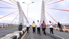 Presiden Joko Widodo berjalan menyusuri Jembatan Sei Alalak usai meresmikannya dalam kunjungan kerja di Kota Banjarmasin, Provinsi Kalimantan Selatan, pada Kamis, 21 Oktober 2021. Foto: BPMI Setpres/Muchlis Jr.