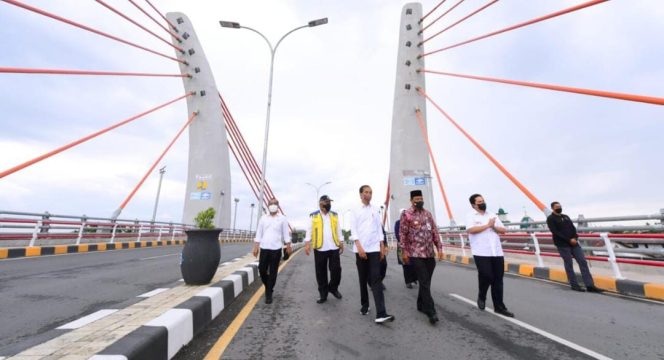 
					Presiden Joko Widodo berjalan menyusuri Jembatan Sei Alalak usai meresmikannya dalam kunjungan kerja di Kota Banjarmasin, Provinsi Kalimantan Selatan, pada Kamis, 21 Oktober 2021. Foto: BPMI Setpres/Muchlis Jr.