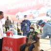 Presiden Joko Widodo meninjau vaksinasi COVID-19 bagi masyarakat dan pelajar, di halaman Kantor Bupati, Kabupaten Merauke, Papua, Minggu (03/10/2021). (Foto: BPMI Setpres/Laily Rachev)