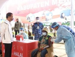 Presiden Joko Widodo meninjau vaksinasi COVID-19 bagi masyarakat dan pelajar, di halaman Kantor Bupati, Kabupaten Merauke, Papua, Minggu (03/10/2021). (Foto: BPMI Setpres/Laily Rachev)