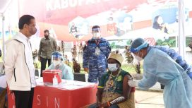 Presiden Joko Widodo meninjau vaksinasi COVID-19 bagi masyarakat dan pelajar, di halaman Kantor Bupati, Kabupaten Merauke, Papua, Minggu (03/10/2021). (Foto: BPMI Setpres/Laily Rachev)